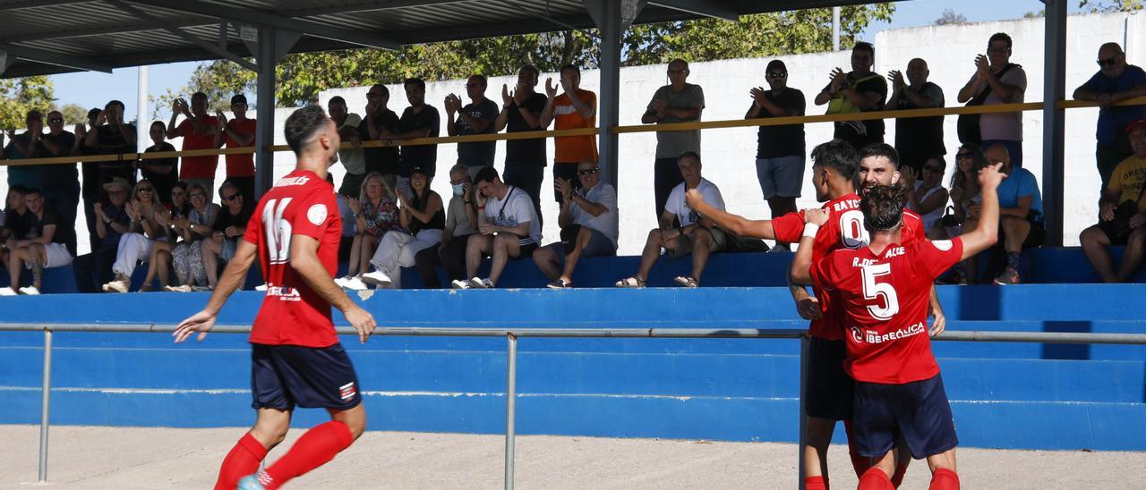 Imagen de la celebración del gol del Diocesano ante el Alcorcón.