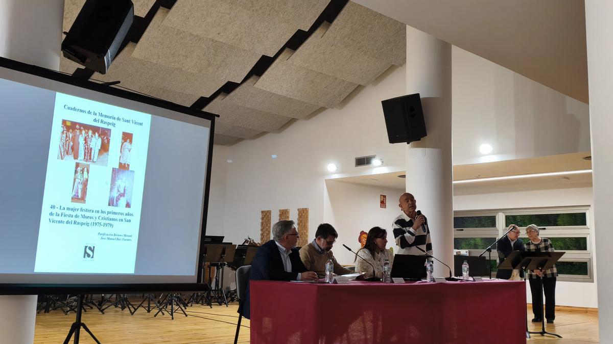 Presentación del cuaderno, con Canals dirigiéndose a los asistentes