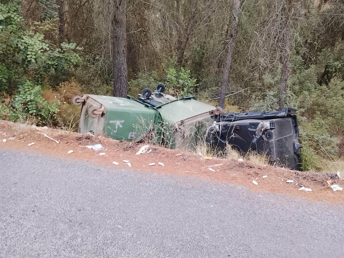 Contenedores volcados en pleno monte en Sagunt.