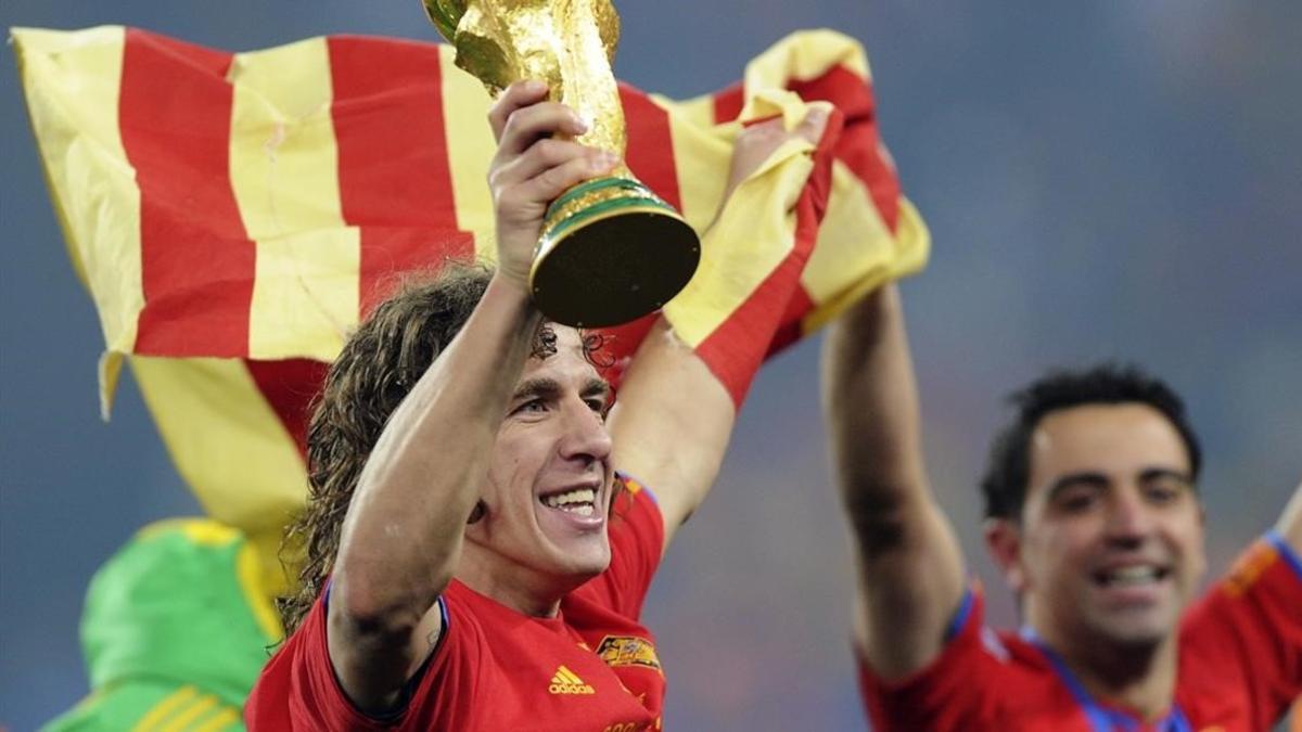 El exjugador Carles Puyol celebra junto a Xavi Hernández la conquista del Mundial de Sudáfrica del 2010.