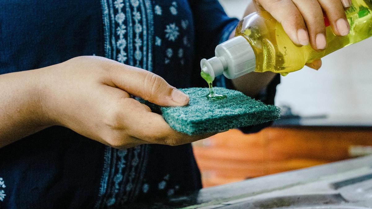 El truco del microondas para limpiar los estropajos y acabar con las  bacterias que se acumulan