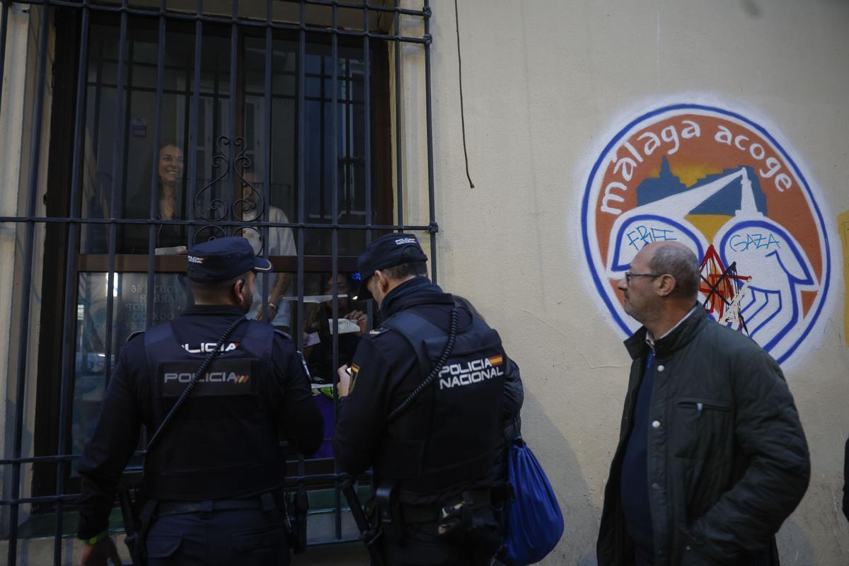 MÁLAGA, 16/01/2026.- Un grupo de personas del colectivo 'Un Techo por Derecho' ha ocupado este viernes un edificio del centro de Málaga que, según asegura, al parecer la Junta de Andalucía vendió a un fondo de inversión israelí, como acción reivindicativa ante una situación de "emergencia habitacional". EFE/ Jorge Zapata
