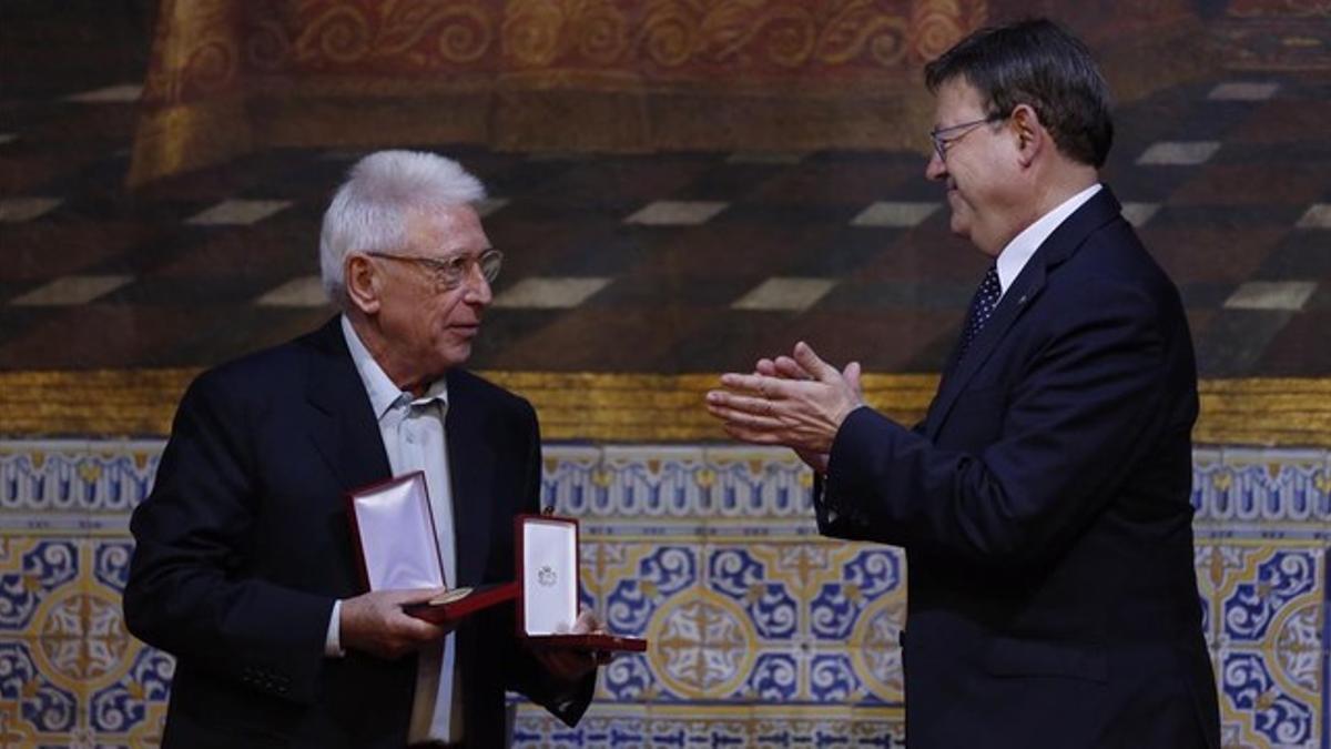 Ximo Puig entrega la Gran Cruz de la Orden de Jaume I El Conqueridor a Raimon, este viernes, durante el acto institucional del 9 d'Octubre.