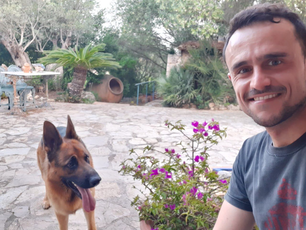 Iván Sevillano ha salido a disfrutar con su perro Sirhan.