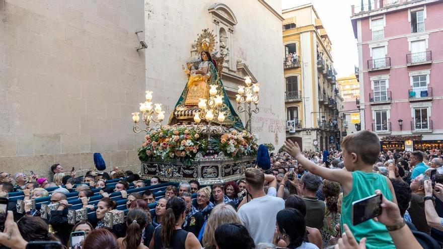 La procesión de la Virgen del Remedio llena Alicante de devoción por su Patrona