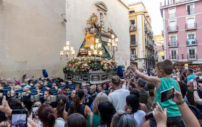La procesión de la Virgen del Remedio llena Alicante de devoción por su Patrona