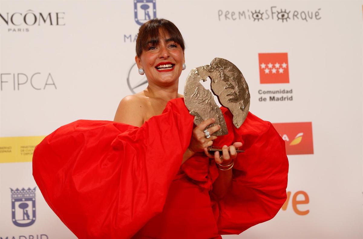 La actriz Candela Peña recibe el Premio Forqué a la Mejor Intepretación Femenina en Serie por su papel en 'Hierro', durante la gala de entrega de los Premios Forqué, en su vigésimo séptima edición.