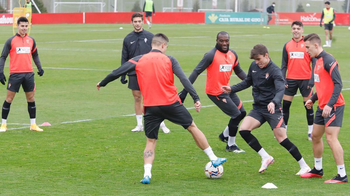 Djuka y Pablo García disputan el balón durante un entrenamiento del Sporting.