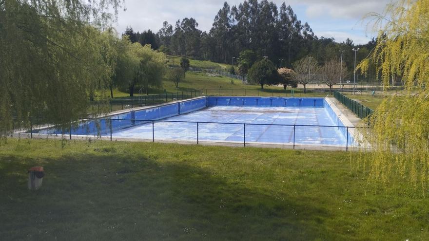 A Estrada inicia los trabajos para arreglar el vaso grande de las piscinas municipales