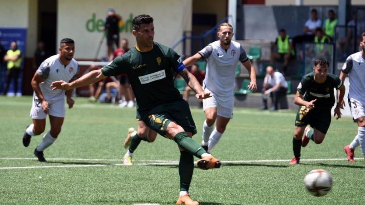 Un instante del duelo Vélez-Córdoba de ayer. | L. O.