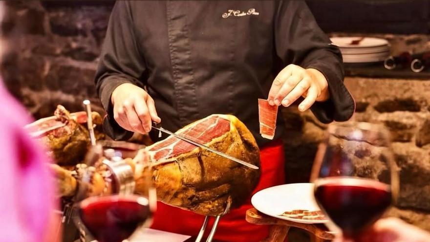 Montánchez lleva su jamón ibérico y su vino al Salón Gourmets de Madrid y promociona su cita recreacionista con Carlos V