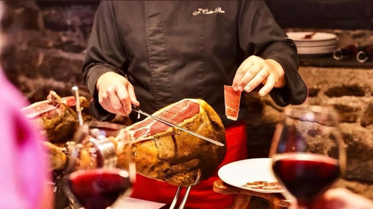 Montánchez lleva su jamón ibérico y su vino al Salón Gourmets de Madrid y promociona su cita recreacionista con Carlos V