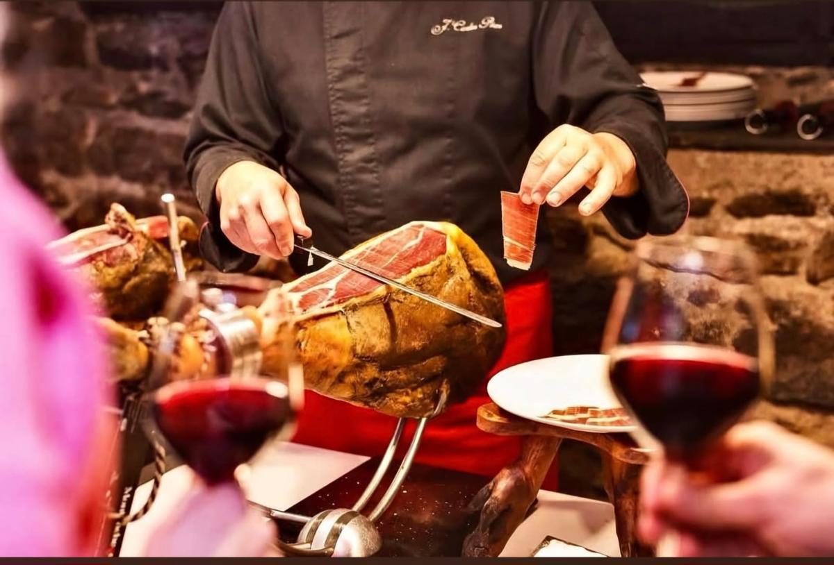 Montánchez lleva su jamón ibérico y su vino al Salón Gourmets de Madrid y promociona su cita recreacionista con Carlos V