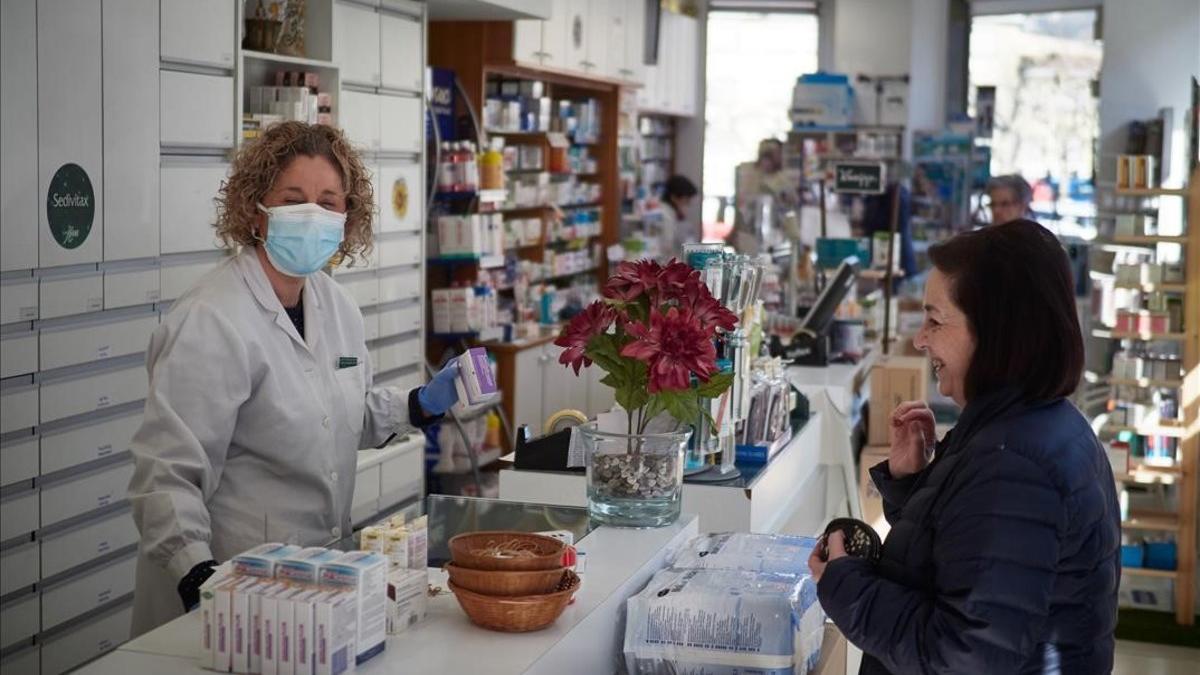 Coronavirus. Una mujer compra en una farmacia de Pamplona