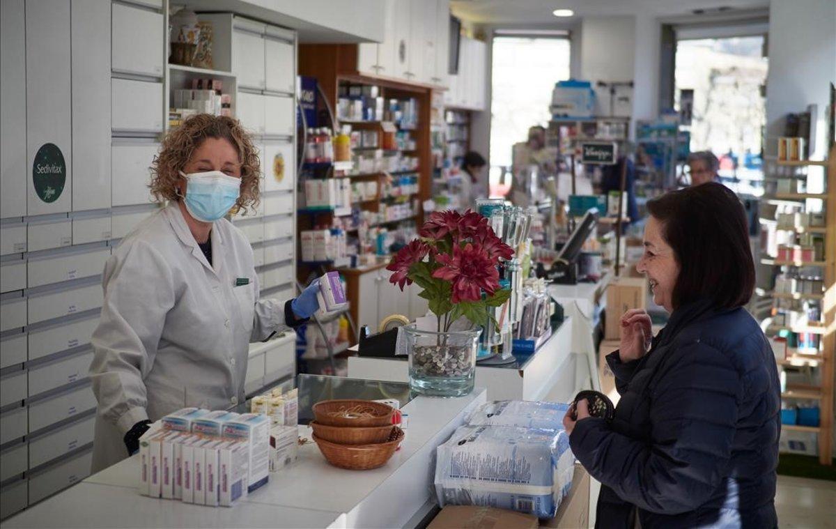 Una mujer compra en una farmacia.