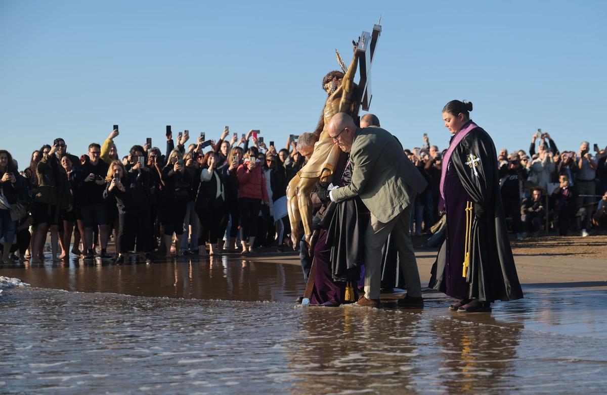 El encuentro de los cristos del Cabanyal estrenan el Viernes Santo de la Semana Santa Marinera de València