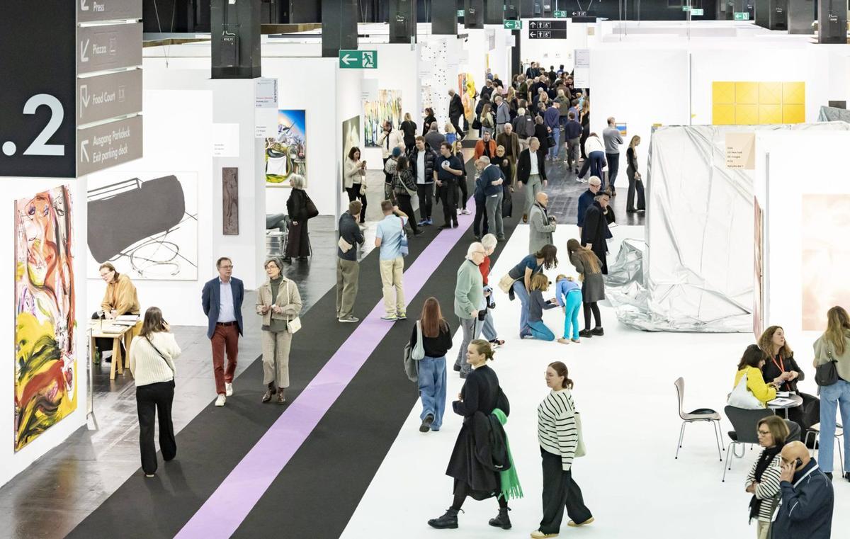 Bald auch auf Mallorca: Besucher bei der internationalen Kunstmesse Art Cologne.  | FOTO: HANNE ENGWALD/KOELNMESSE