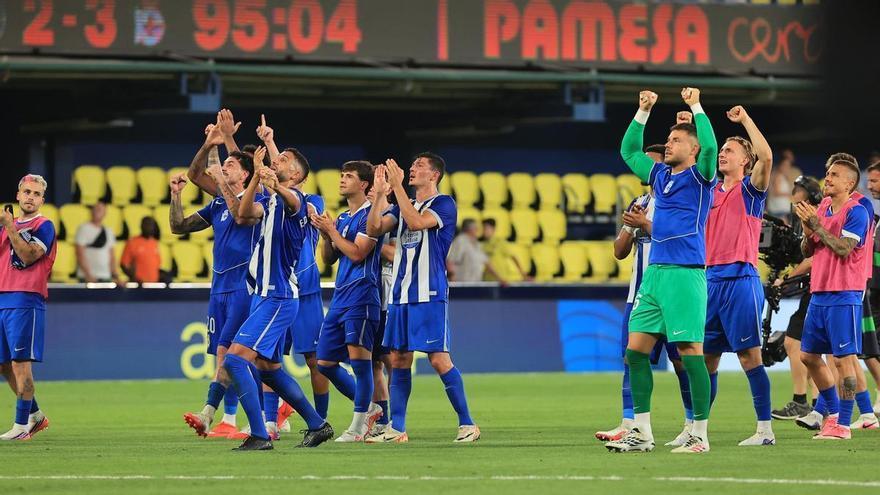 Antonio Hidalgo compite con la pelota: los bajitos del Deportivo mandan