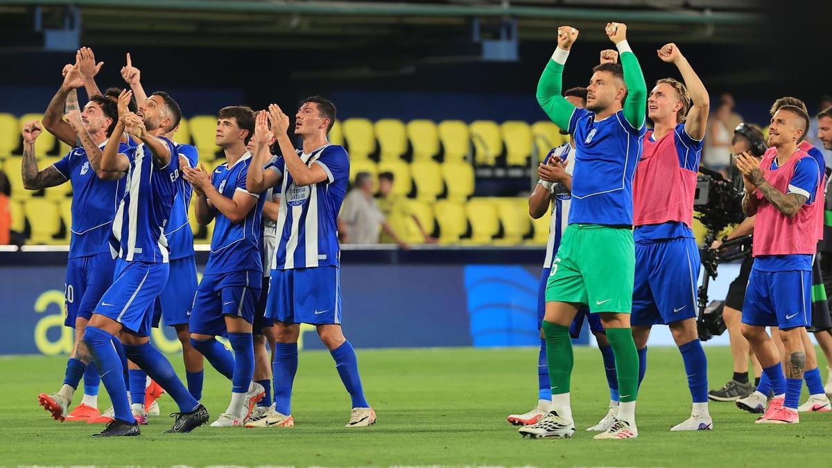 Antonio Hidalgo compite con la pelota: los bajitos del Deportivo mandan