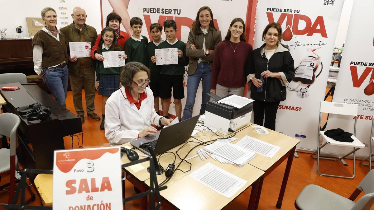 La campaña de donación de sangre en el colegio La Corolla de Gijón, en imágenes