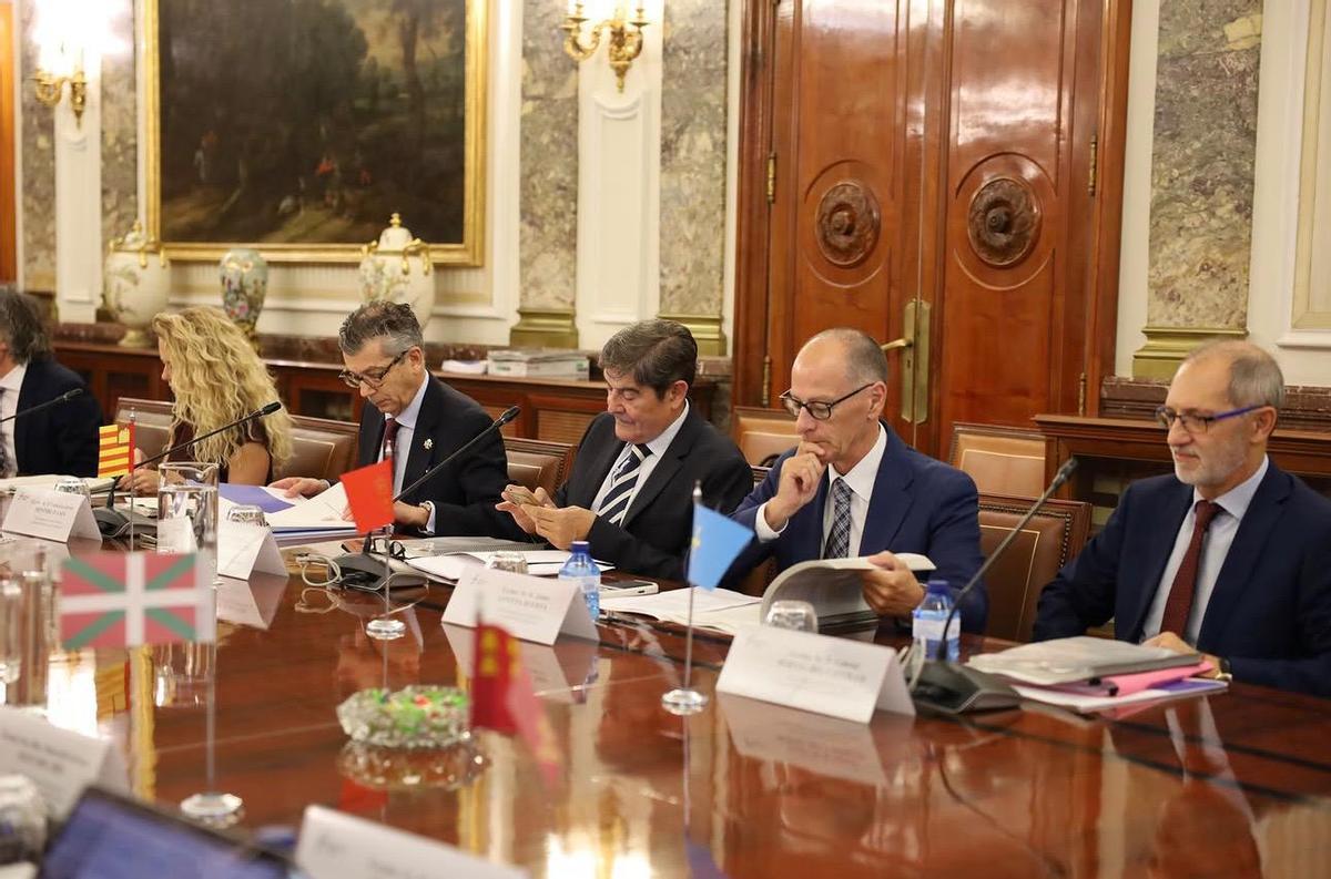 Un momento de la reunión, con el Fiscal Superior, Gabriel Bernal, a la derecha.