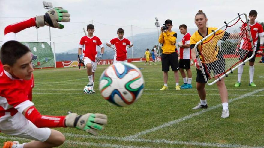 Ana Valles, practicando ejercicios de porteros con varios alumnos del campus de Mareo.