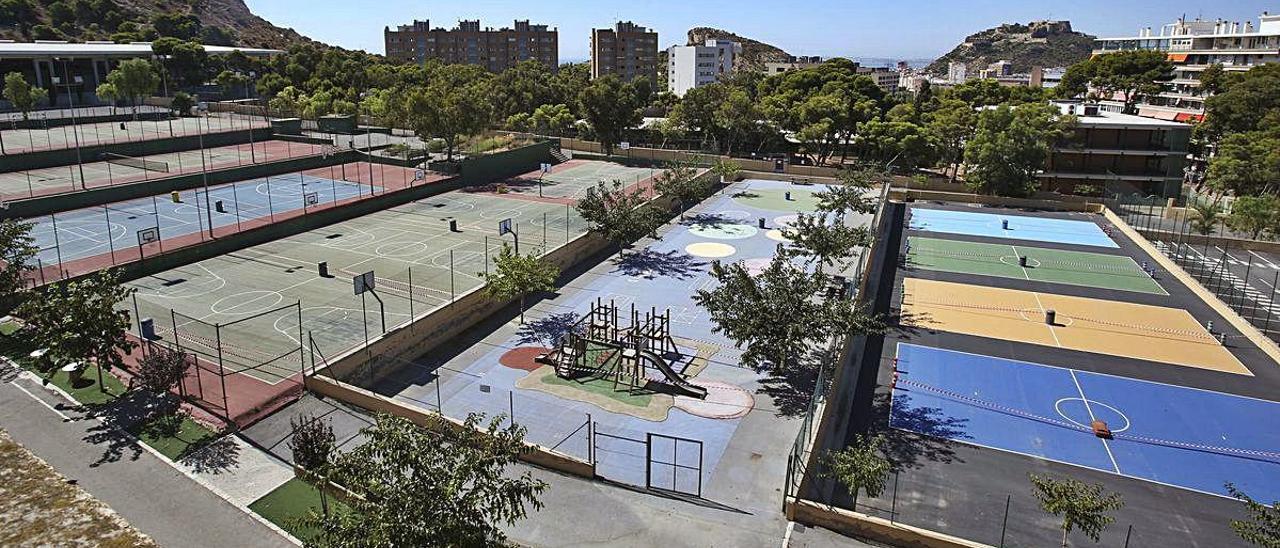 Las pistas del colegio Inmaculada Jesuitas se han parcelado para mantener la distancia durante el recreo.