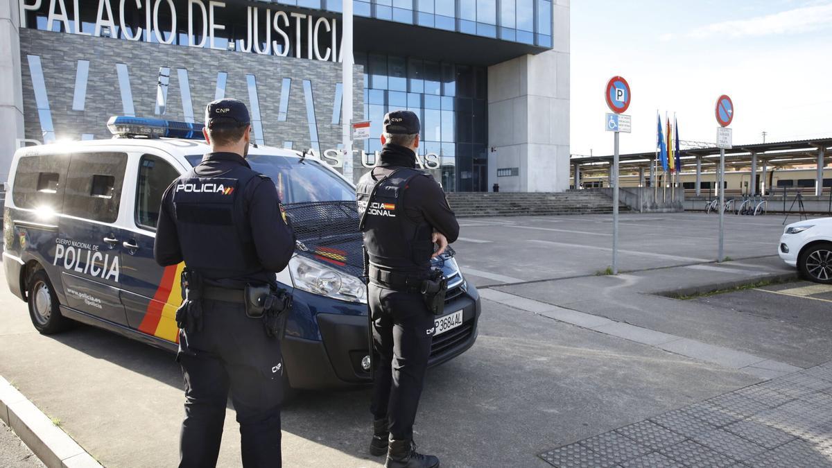 Policía Nacional frente al Palacio de Justicia de Gijón