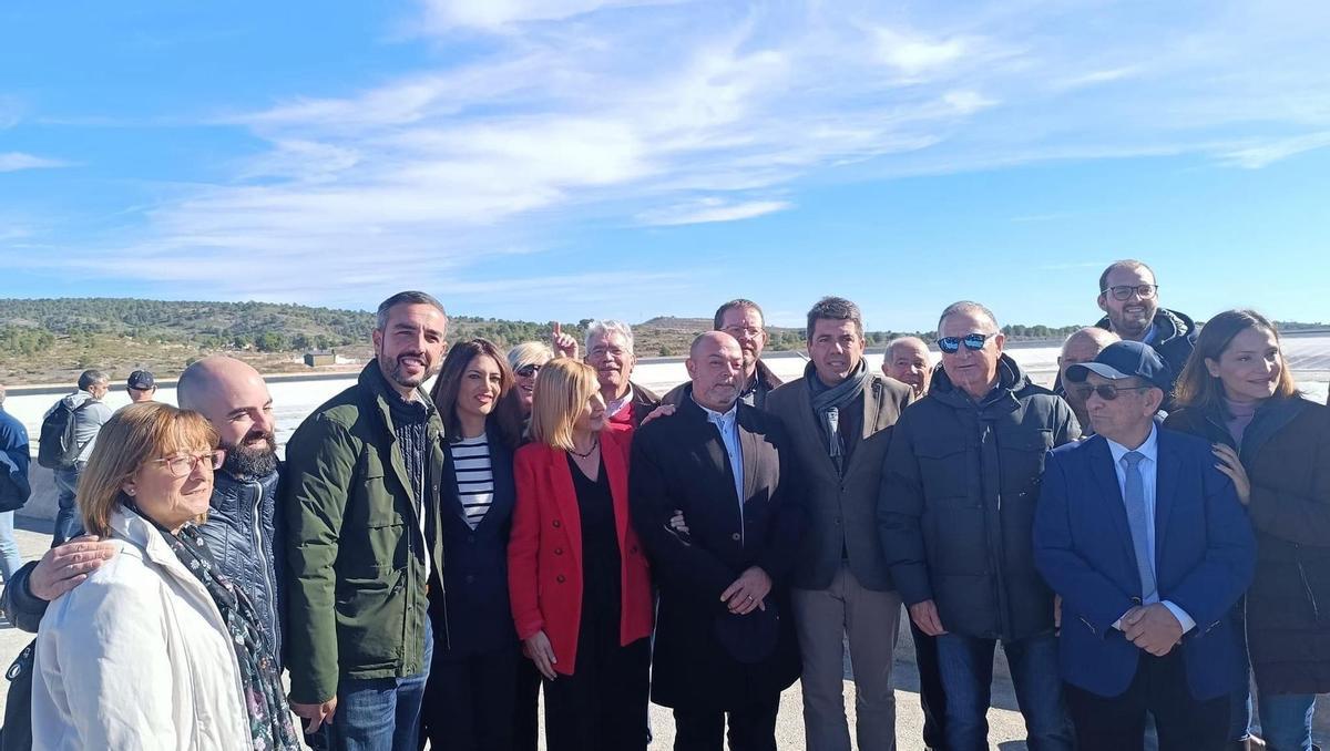 Foto original, donde se puede ver a los concejales del PP detrás de la consellera Salomé Padras, de rojo.