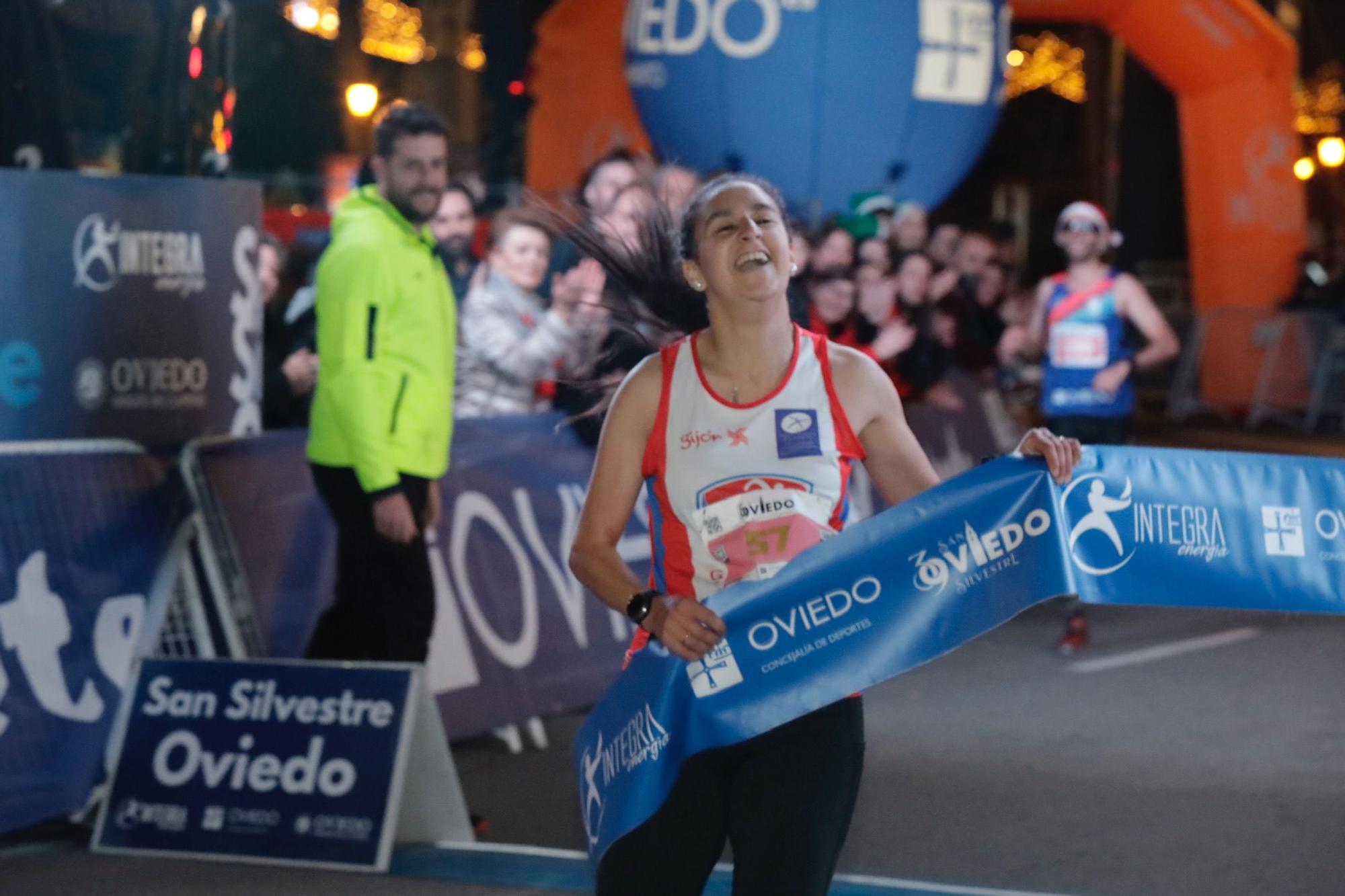 En imágenes: Jaime Bueno (Univerisad de Oviedo) y Mariam Benkert triunfan en la San Silvestre de Oviedo