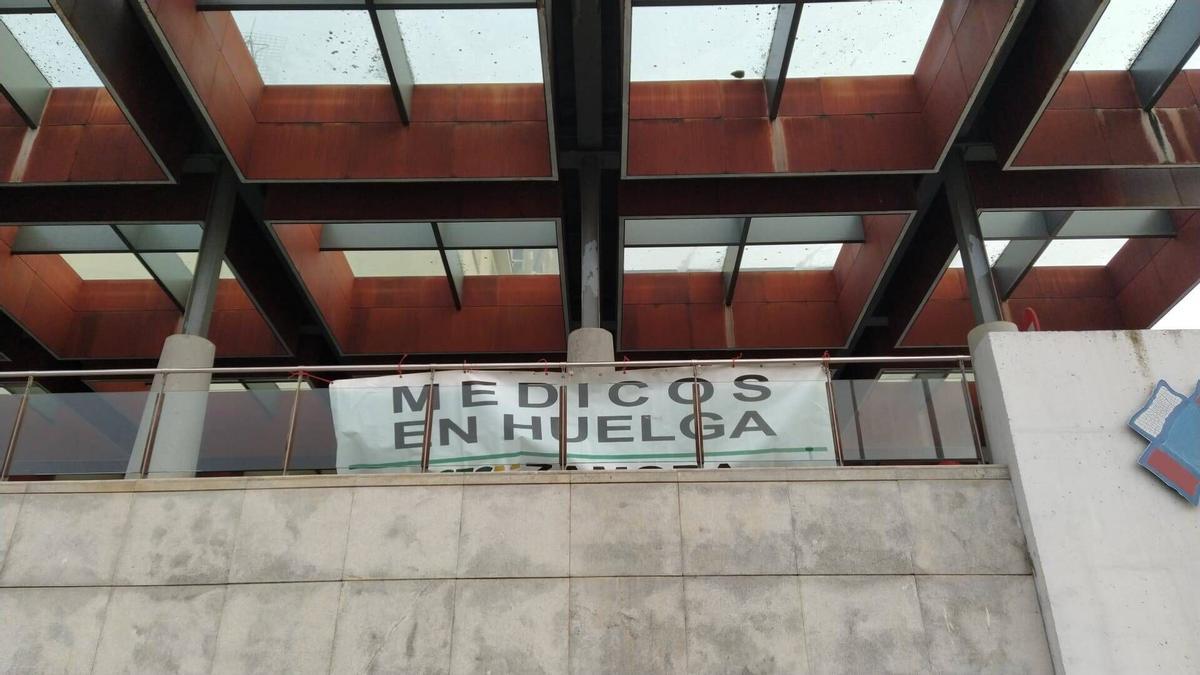 Pancarta de la huelga de médicos colgada en la entrada del Clínico.