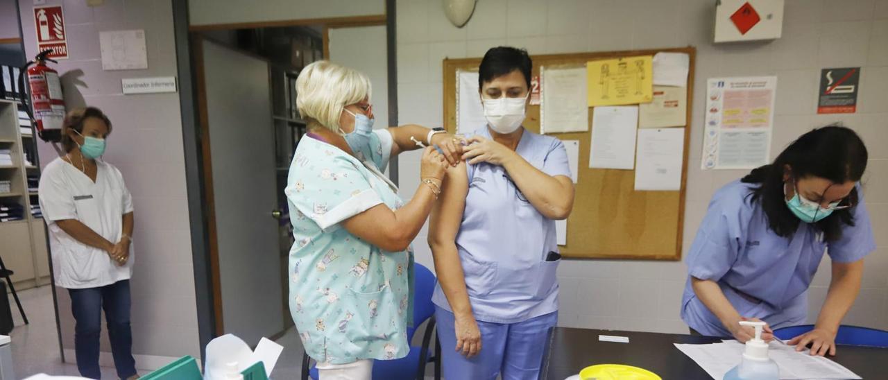 Sanitarios de Catarroja reciben la cuarta dosis de la vacuna