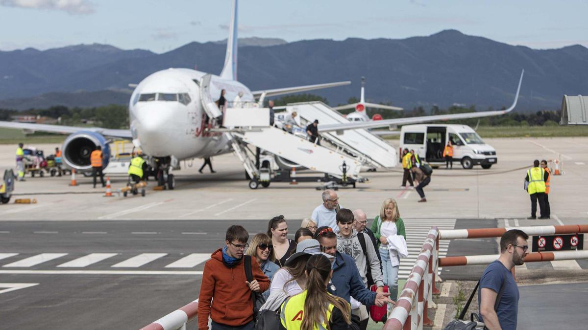 Turistes arribant a l’aeroport de Girona-Costa Brava, en una imatge d’arxiu.
