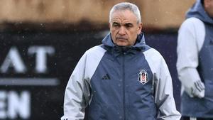 Riza Çalimbay en un entrenamiento del Besiktas