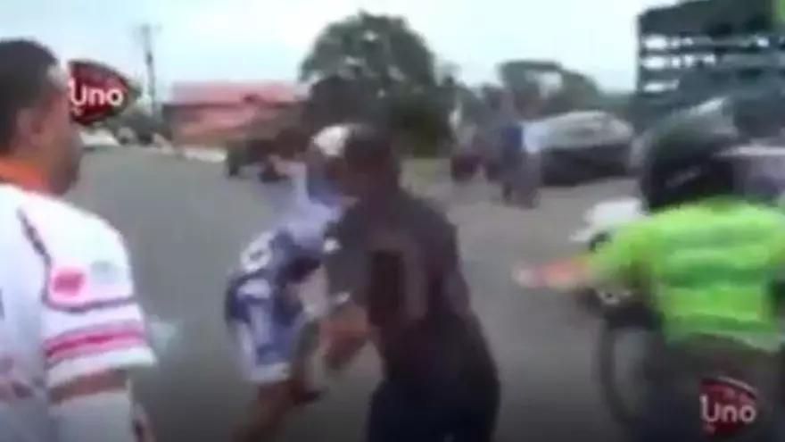Dos ciclistas se lían a patadas en la Vuelta a Costa Rica