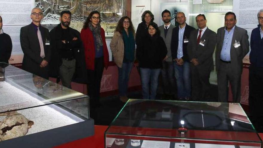 Expertos que participan en el congreso, ayer, durante su visita a las salas del Museo del Mar // Alba Villar