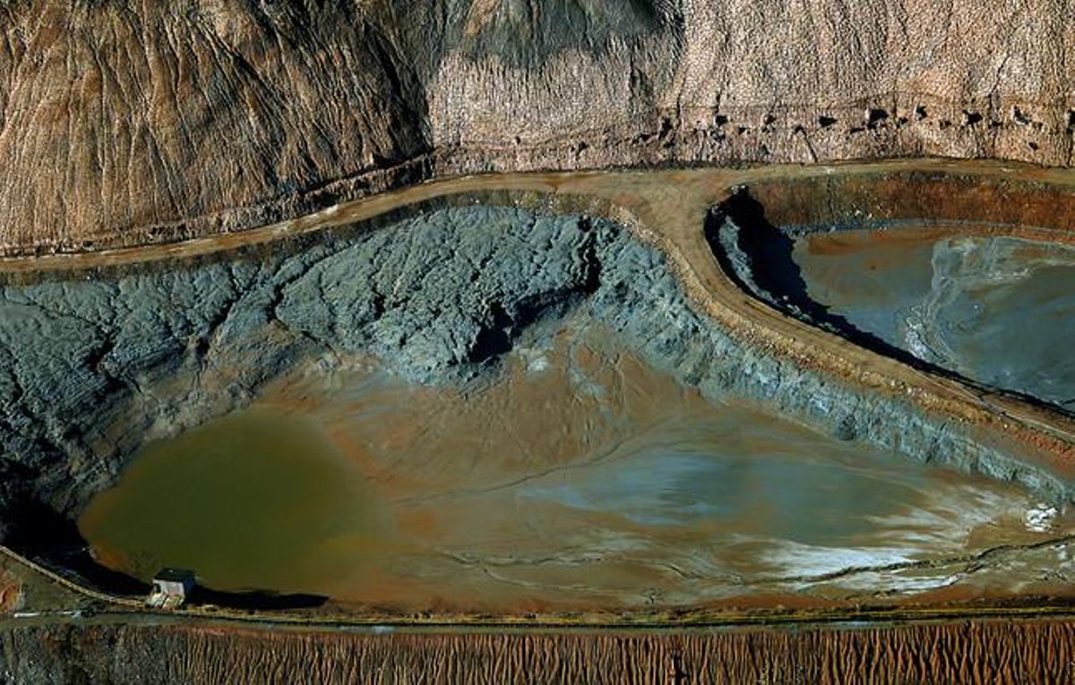 Llacuna de residus contaminants a la mina d’Iberpotash de Sallent (Bages).