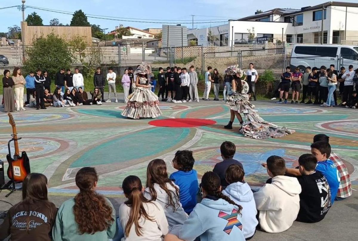 Desfile de vestidos elaborados con papel de periódico. | FDV