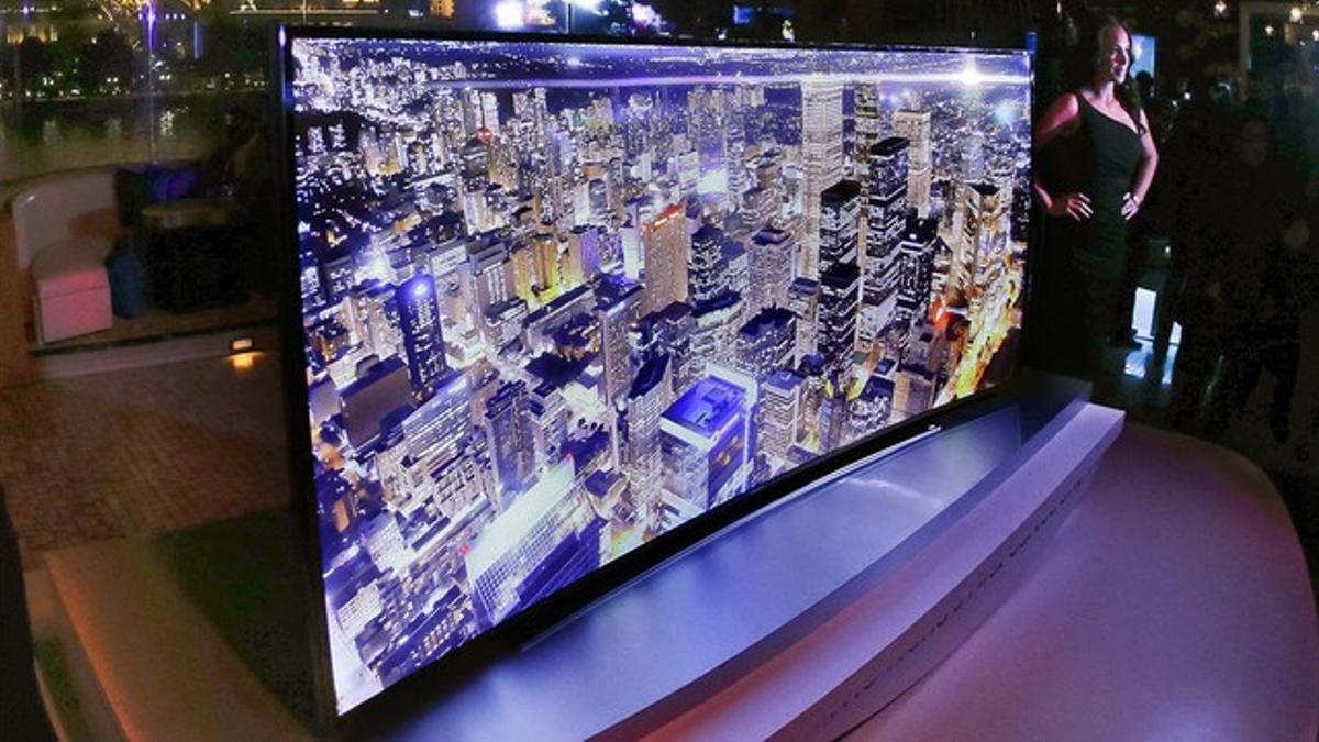 Samsung presenta el primer televisor con pantalla curva en la CES