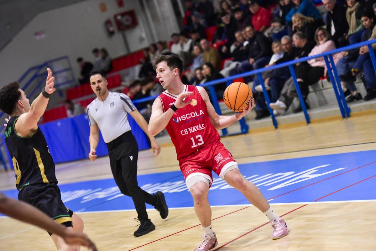 Pol Monés busca a un company a qui passar-li la pilota en el partit contra l'Esparreguera