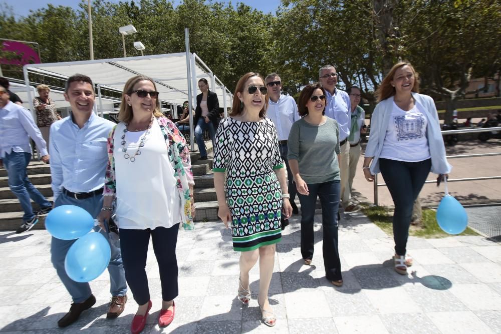 La ''número dos'' de Rajoy ha participado esta mañana en un paseo por Samil junto a los candidatos populares por Pontevedra, Alfonso Rueda y Elena Muñoz