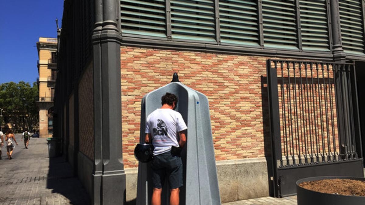 Imagen de un urinario masculino en el barrio del Born de Barcelona.