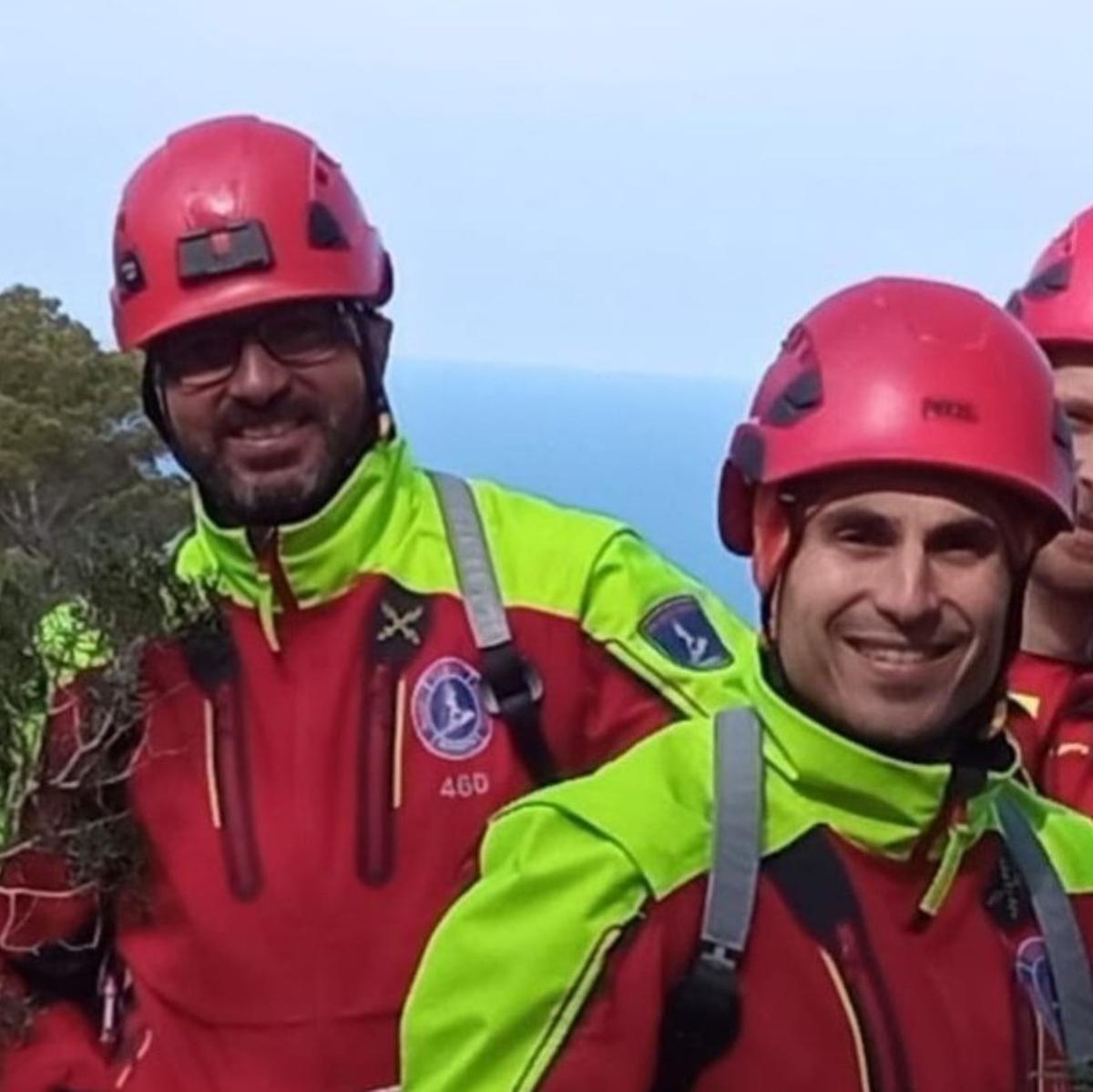 Los dos bomberos que dejan el grupo de rescate vertical de los bomberos