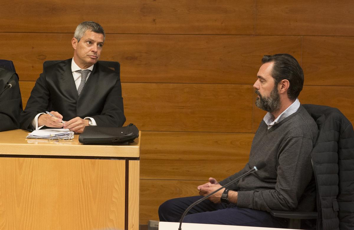 MIguel López (d) junto a su abogado durante una de las sesiones del primer juicio.