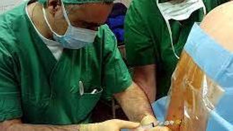 Un anestesista durante una intervención.