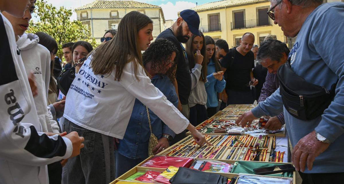 PRIORIDAD, TAMBIÉN, COMERCIAL  | El merchandising de Vox triunfa entre los jóvenes. Entre algunos jóvenes. Los de Abascal no dudan en colocar puestos en sus actos electorales para vender banderas, camisetas y pulseras. Predominan las que tienen los colores de la bandera de España. Curioso que, en la Comunidad, disputen el voto ‘protesta’ a Adelante Andalucía.