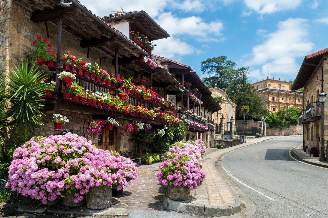 Imagen de casas llenas de flores en Liérganes, Cantabria.