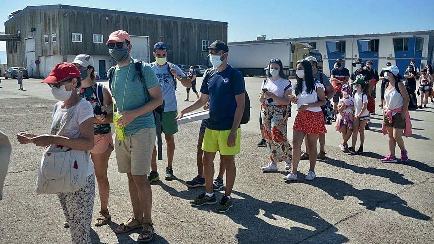 Algunos de los primeros pasajeros de la ruta a Cíes.