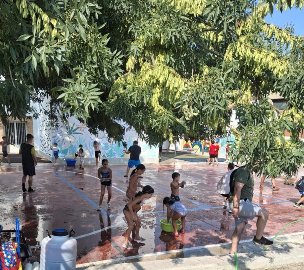 Los niños participaron en la guerra de globos de agua. | S.E.