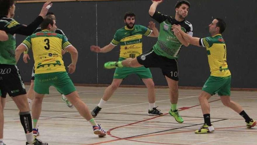 Lanzamiento pabellonista en el partido contra Pontedeume. // J.Regal